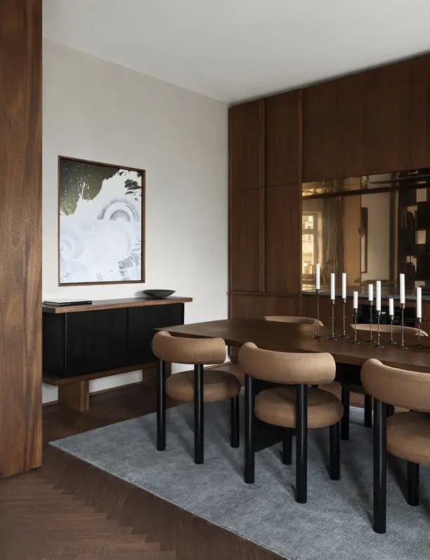Mocha-Mousse-interieur-salon-chaises