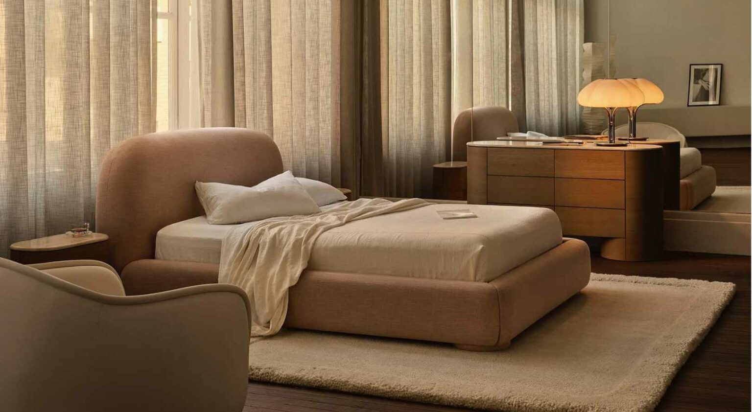 Lit en tissu velours de couleur mocha mousse dans une chambre