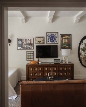 faire-disparaitre-sa-tv-sans-en-changer-galerie-tableau-mobilier-ancien