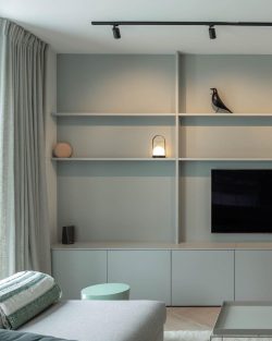 faire-disparaitre-sa-tv-sans-en-changer-mur-couleur-bleu-ciel