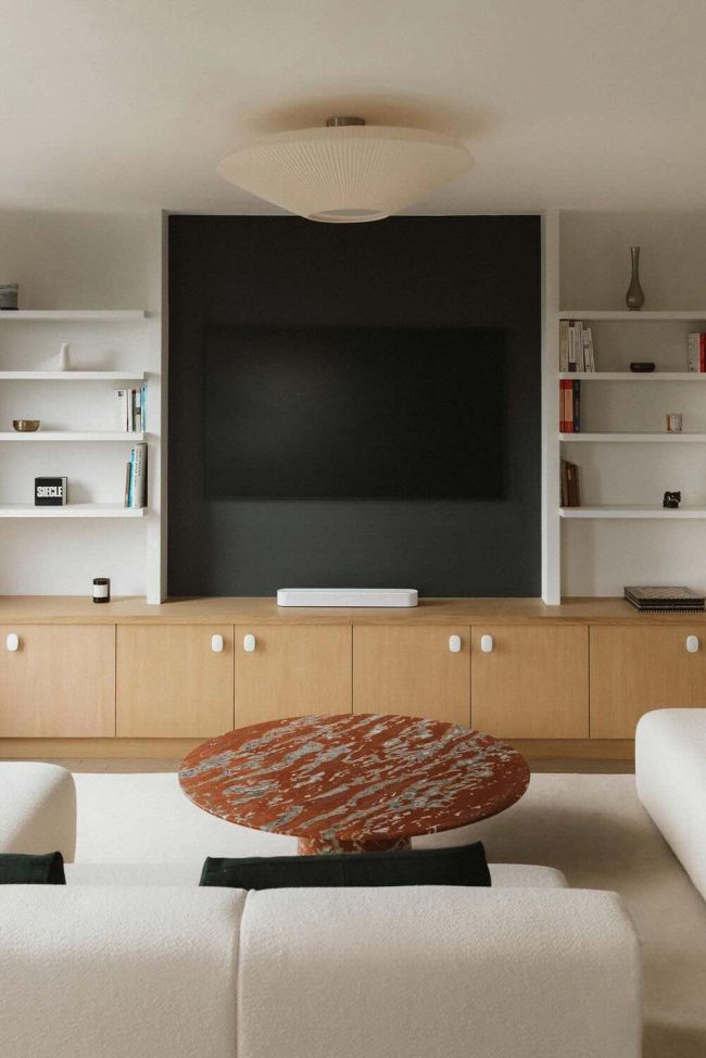faire-disparaitre-sa-tv-sans-en-changer-mur-couleur-sombre