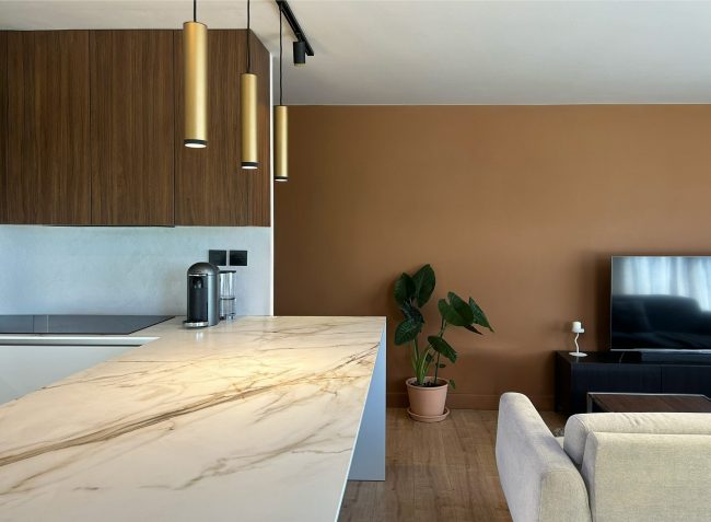 faire-disparaitre-sa-tv-sans-en-changer-mur-couleur-vive-atelierlatte
